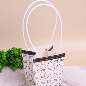 Сумочка для цветов трапеция H15,5х13х9,5см монограмма белый